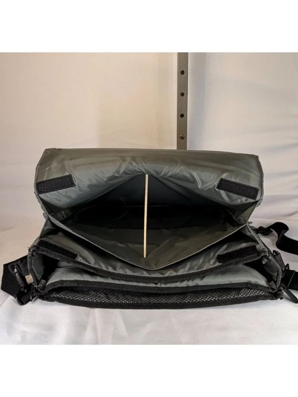 Belkin NE-07 Notebook Laptop Carrying Case Messenger Bag Black Gray Handle